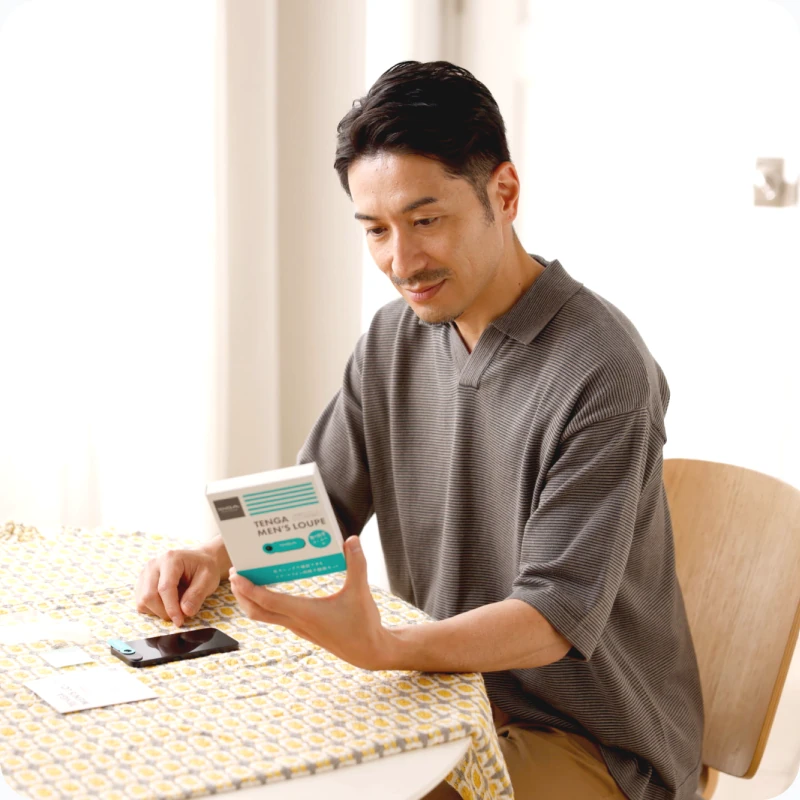 メンズルーペをスマートフォンに取り付けて観察する様子
